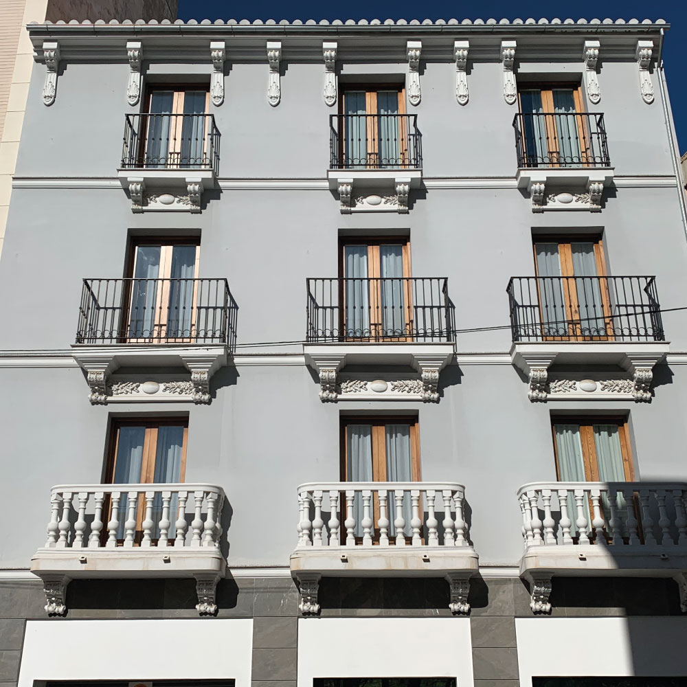 Mantenimiento integral de grandes edificios y comunidades de propietarios en Granada | Metro Cuadrado